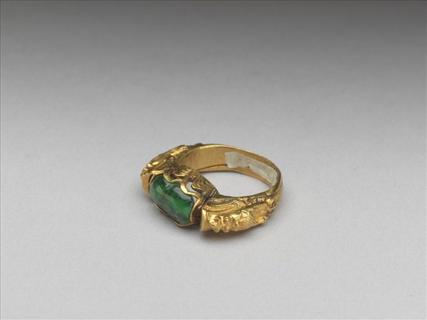 金嵌翠玉雙龍戲珠戒指