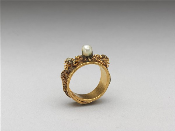 金嵌珠龍紋戒指