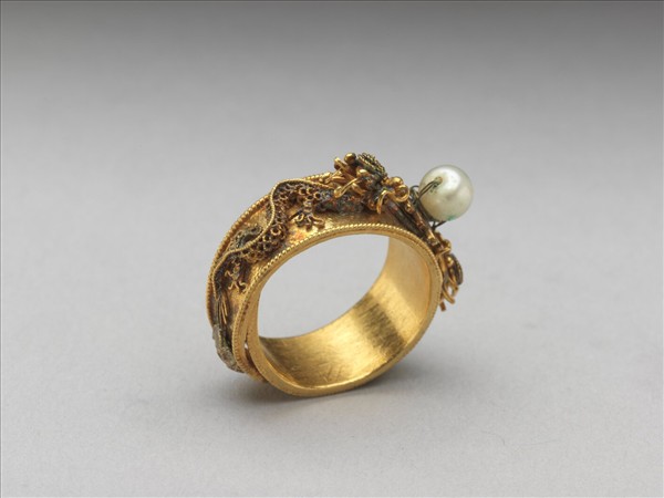 金嵌珠龍紋戒指