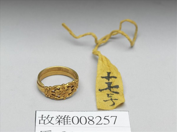 金鏤空花卉戒指