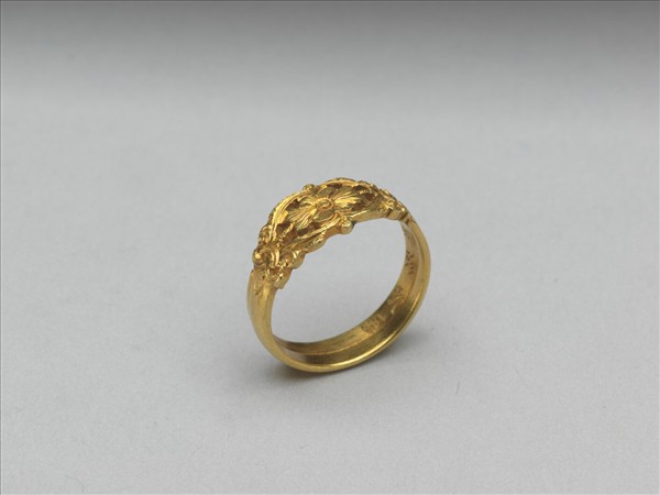 金鏤空花卉戒指