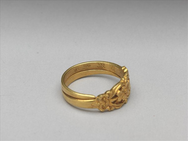 金鏤空花卉戒指