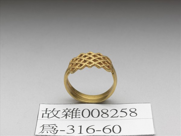 金鏤空盤長戒指