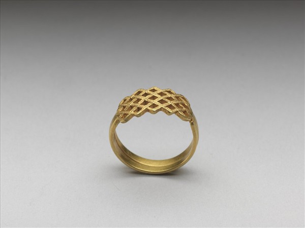 金鏤空盤長戒指