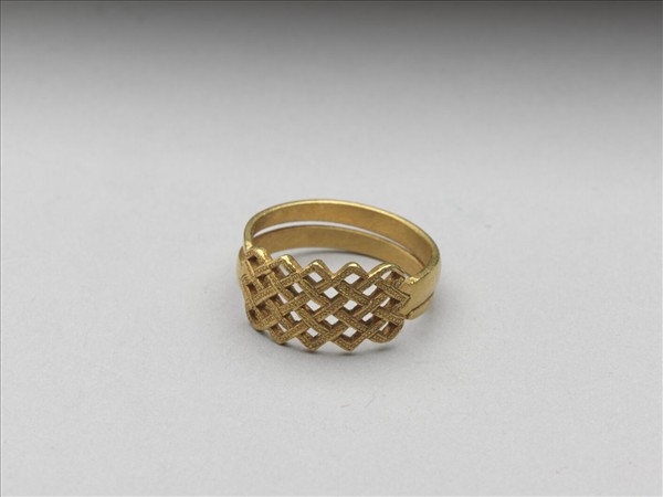 金鏤空盤長戒指