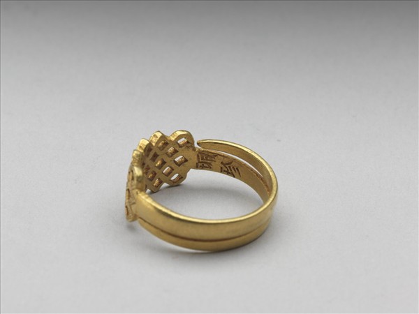 金鏤空盤長戒指