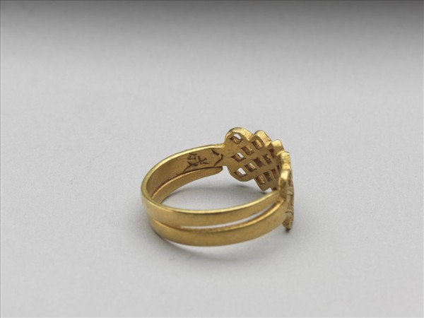 金鏤空盤長戒指