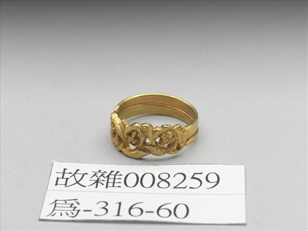 金鏤空花草紋戒指