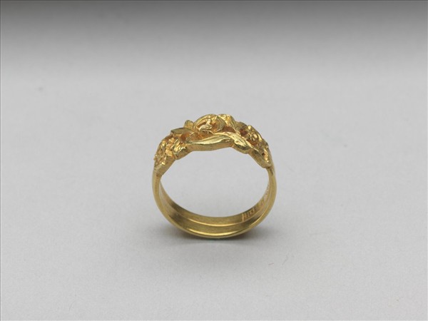 金鏤空花草紋戒指
