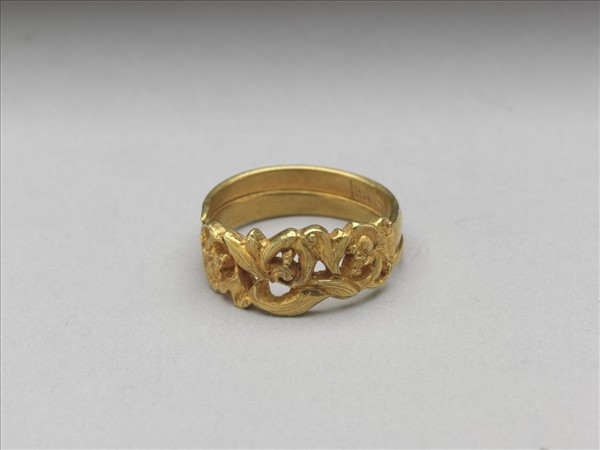 金鏤空花草紋戒指