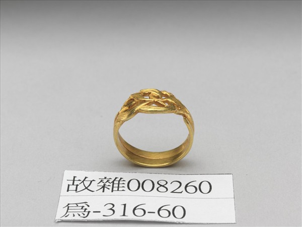 金鏤空花草紋戒指