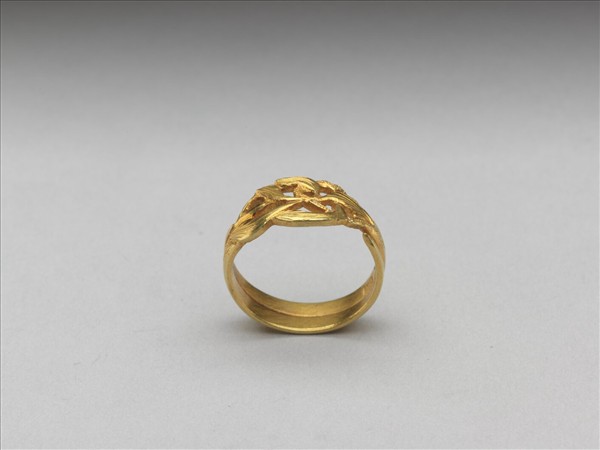 金鏤空花草紋戒指