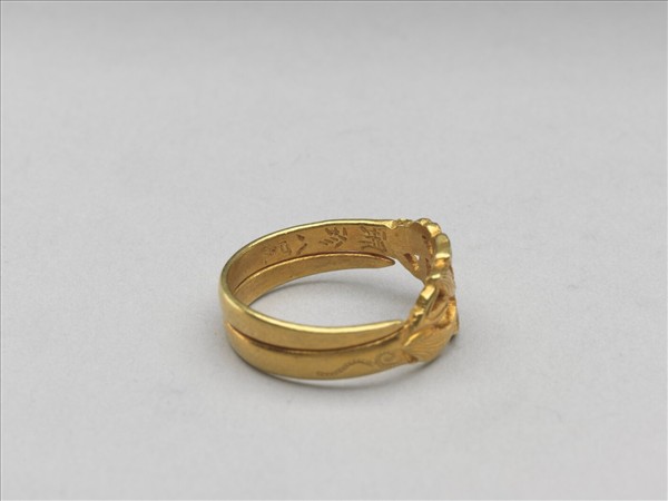 金鏤空花草紋戒指