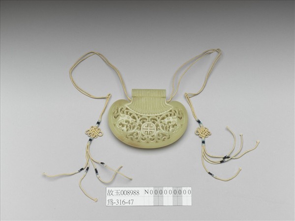 玉鏤空龍紋腰果式香包