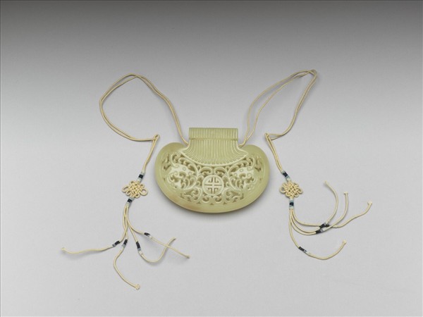 玉鏤空龍紋腰果式香包