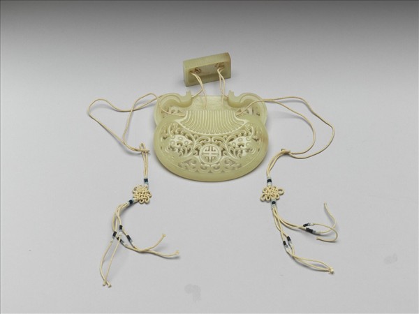 玉鏤空龍紋腰果式香包