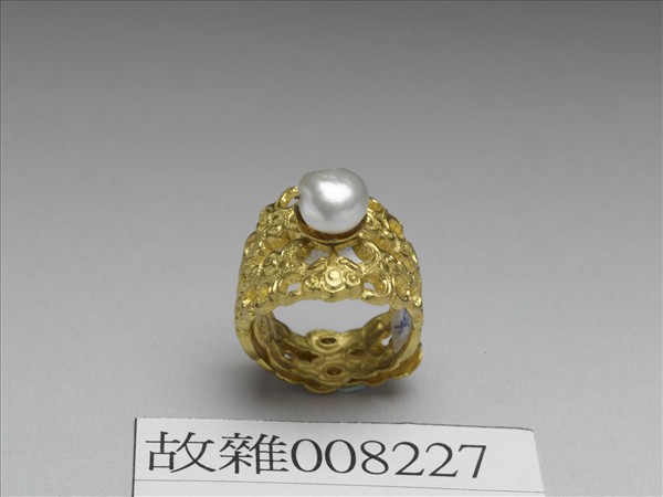 金嵌珠鏤空戒指