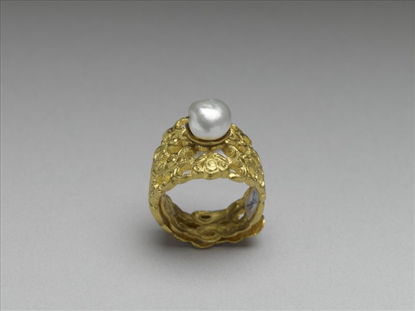 金嵌珠鏤空戒指