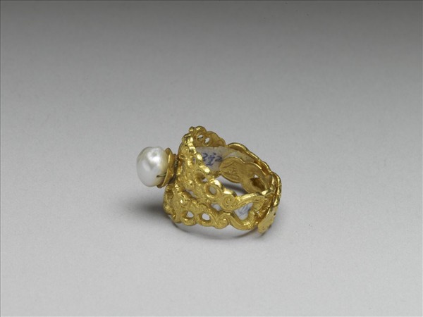 金嵌珠鏤空戒指