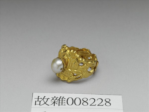 金嵌珠鏤空戒指