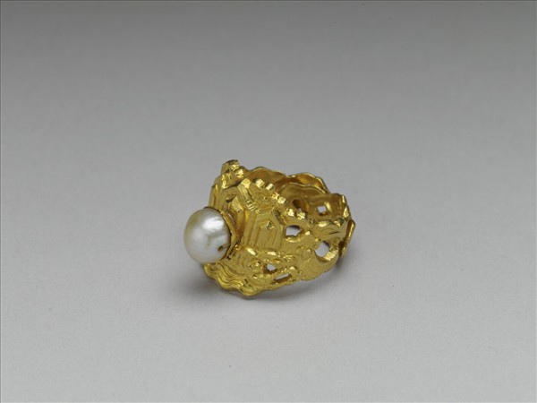 金嵌珠鏤空戒指