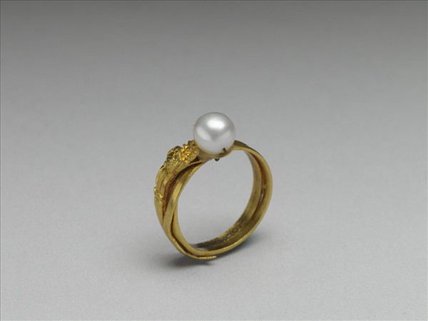 金嵌珠龍首戒指