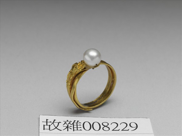 金嵌珠龍首戒指