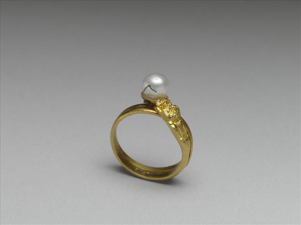 金嵌珠龍首戒指