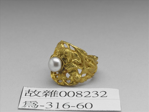 金嵌珠鏤空花卉昆蟲戒指