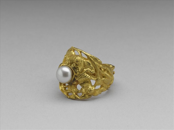 金嵌珠鏤空花卉昆蟲戒指