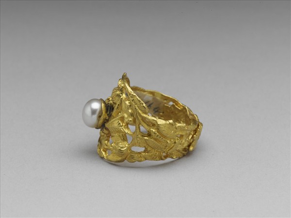 金嵌珠鏤空花卉昆蟲戒指