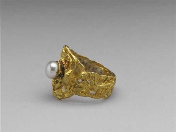 金嵌珠鏤空花卉昆蟲戒指