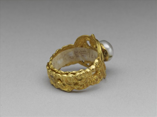 金嵌珠鏤空鳳紋戒指