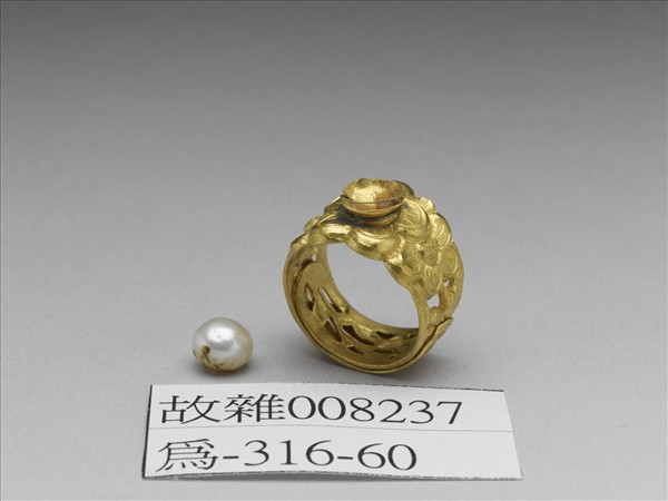 金嵌珠鏤空戒指