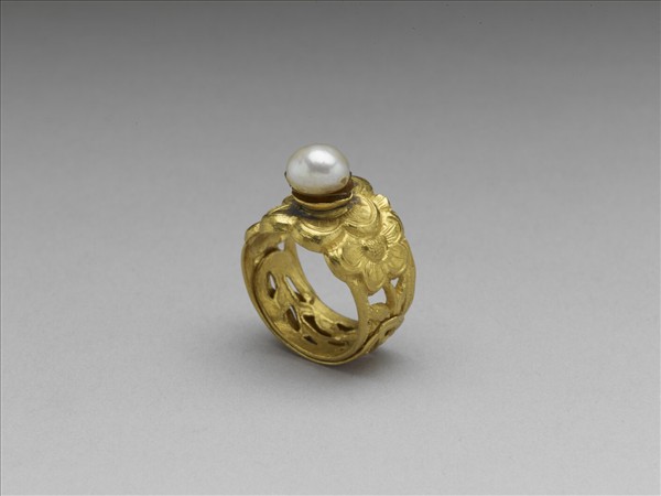 金嵌珠鏤空戒指