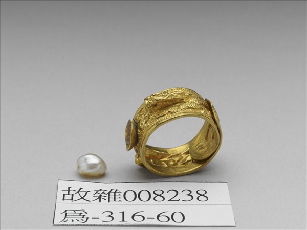 金嵌珠龍紋戒指