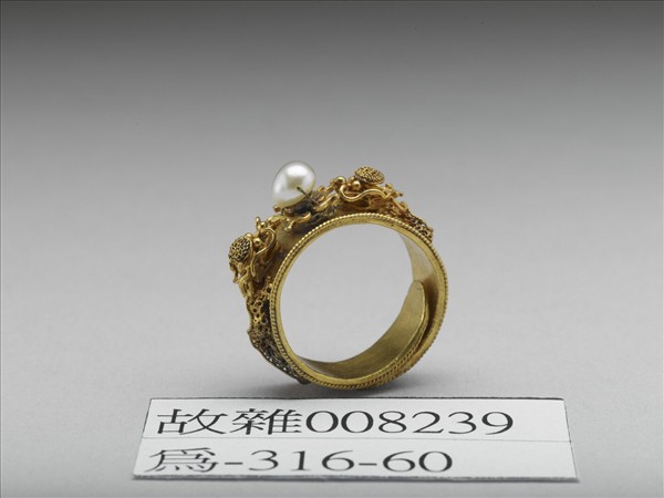 金嵌珠龍紋戒指