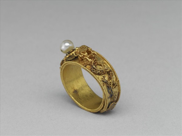 金嵌珠龍紋戒指