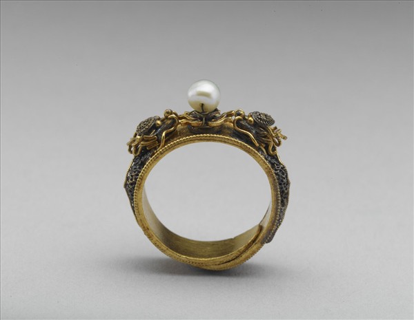 金嵌珠龍紋戒指