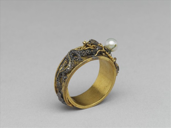 金嵌珠龍紋戒指