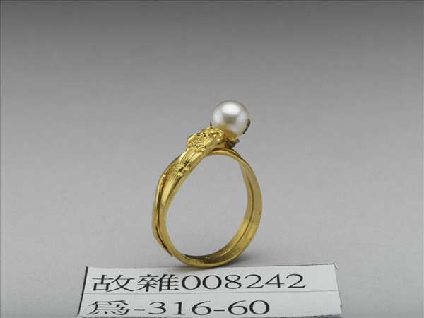 嵌珠盤龍金戒指