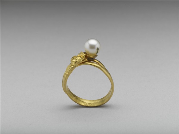 嵌珠盤龍金戒指