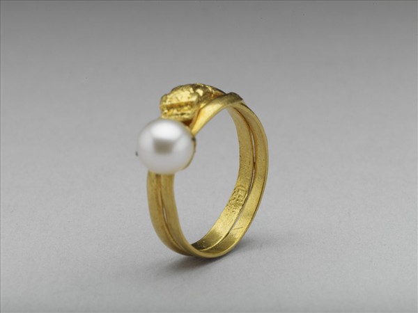 嵌珠盤龍金戒指