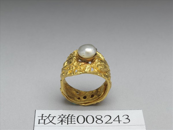 金嵌珠鏤空戒指