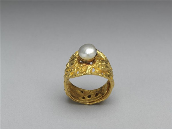 金嵌珠鏤空戒指