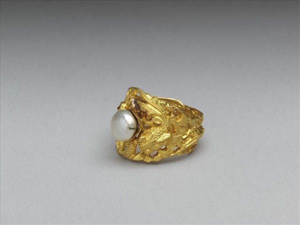 金嵌珠鏤空戒指