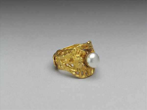 金嵌珠鏤空戒指