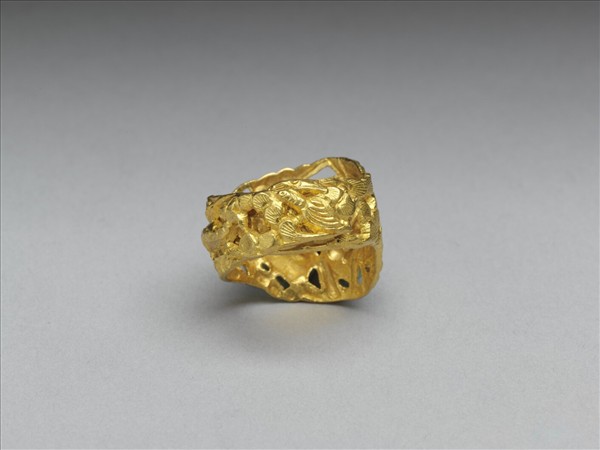 金嵌珠鏤空戒指