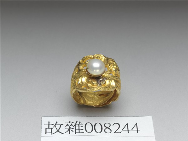 金嵌珠鏤空戒指