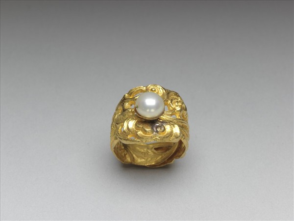 金嵌珠鏤空戒指